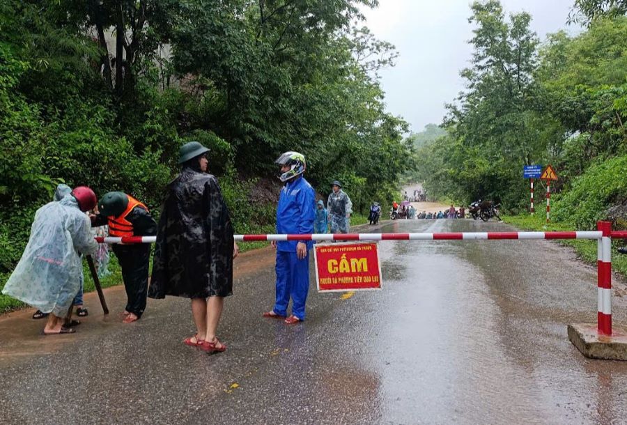 Nuoc dang cao gay nhap cau, Don Bien phong Thuan (huyen Huong Hoa) lap chot ngan nguoi va phuong tien qua lai. Anh: Han Nguyen