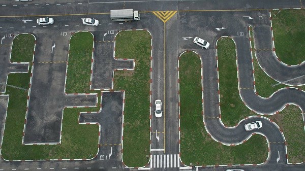 Las personas participan en las pruebas de manejo. Foto: Xuyen Dong