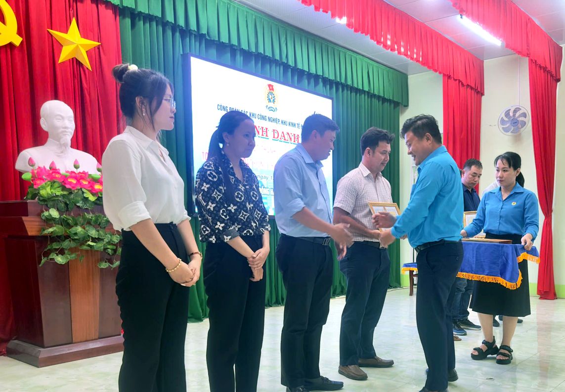 Ong Nguyen Thanh Nhan - Chu tich Cong doan cac khu cong nghiep, khu kinh te Dong Thap trao vinh danh cac tap the co thanh tich xuat sac trong hoat dong Thang Cong nhan nam 2025. Anh: Thanh Nhan