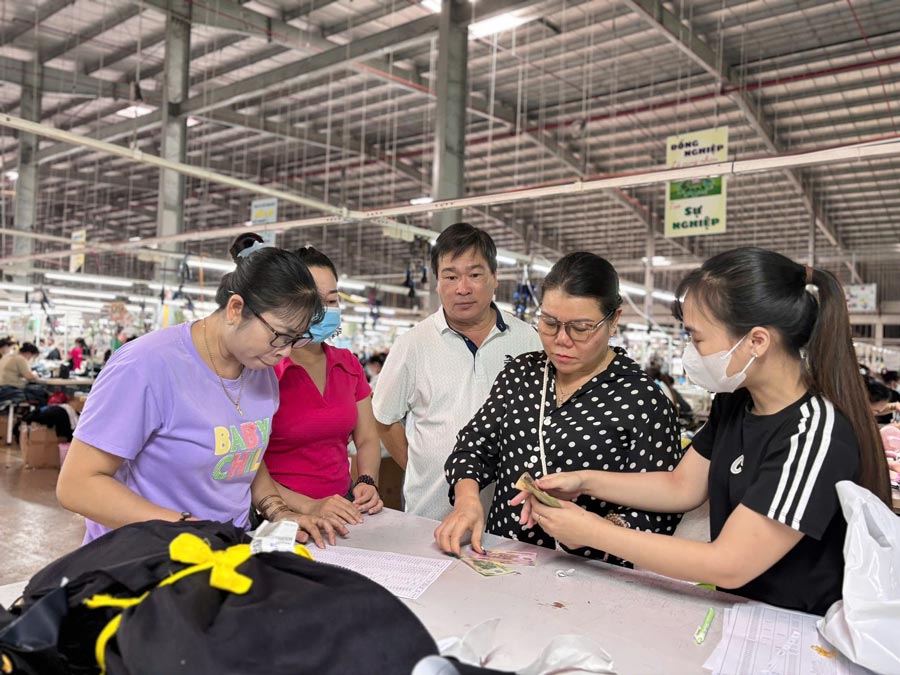El sindicato de base de Dong Phu Cuong Conjunta Stock Company (distrito de Dinh Quan) gasto mas de 265 millones de VND para recompensar a los trabajadores y empleados de la empresa. Foto: Dong Phu Cuong Compañia de acciones conjuntas