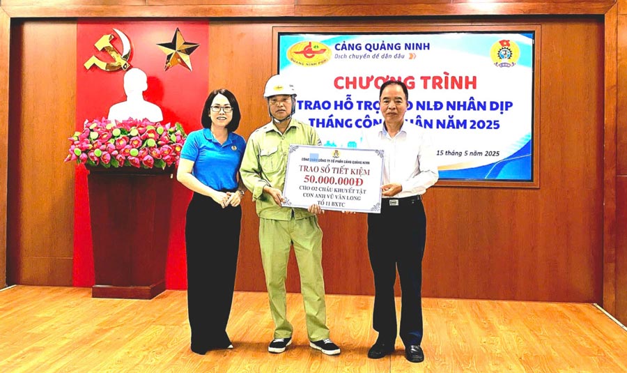 Director General de Quang Ninh Port Hoang Trong Tung y presidente de Quang Ninh Port Trade Union Nguyen Le Giang otorgaron apoyo a los trabajadores. Foto: Nguyen Giang