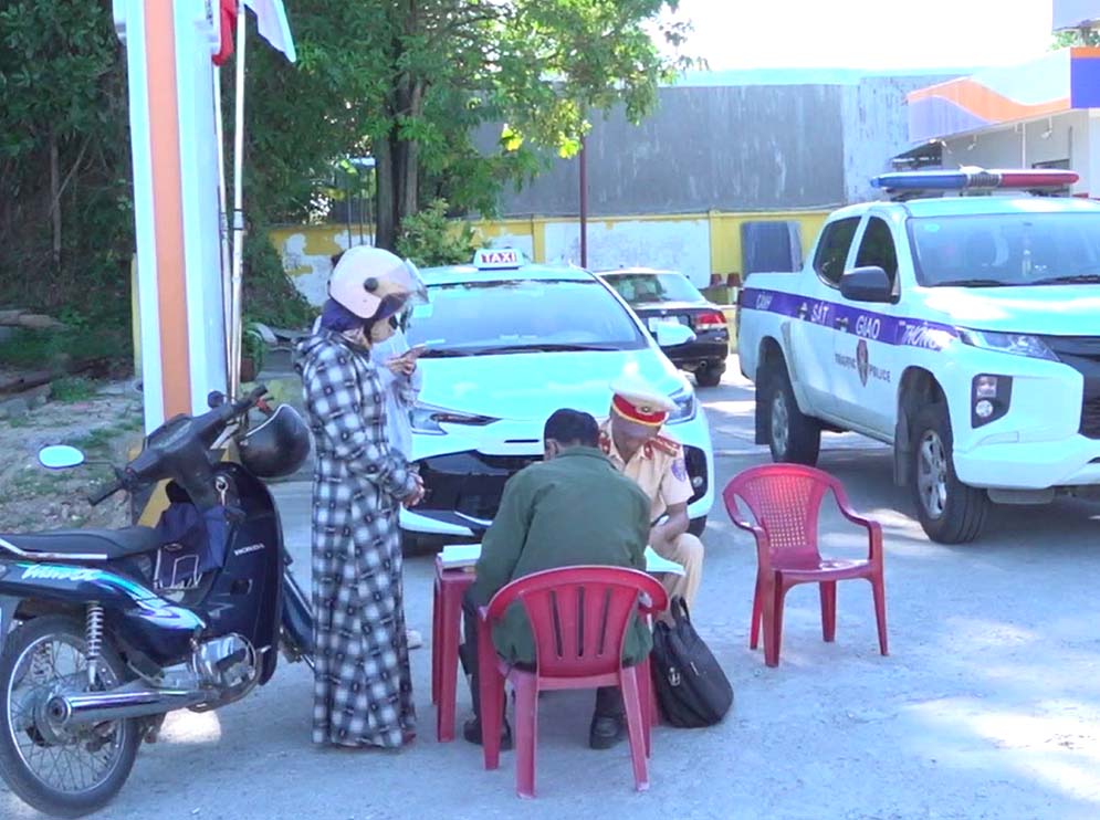 Nhung phuong tien di nguoc chieu tren tuyen Quoc lo 1 se bi xu ly nghiem. Anh: Vien Nguyen