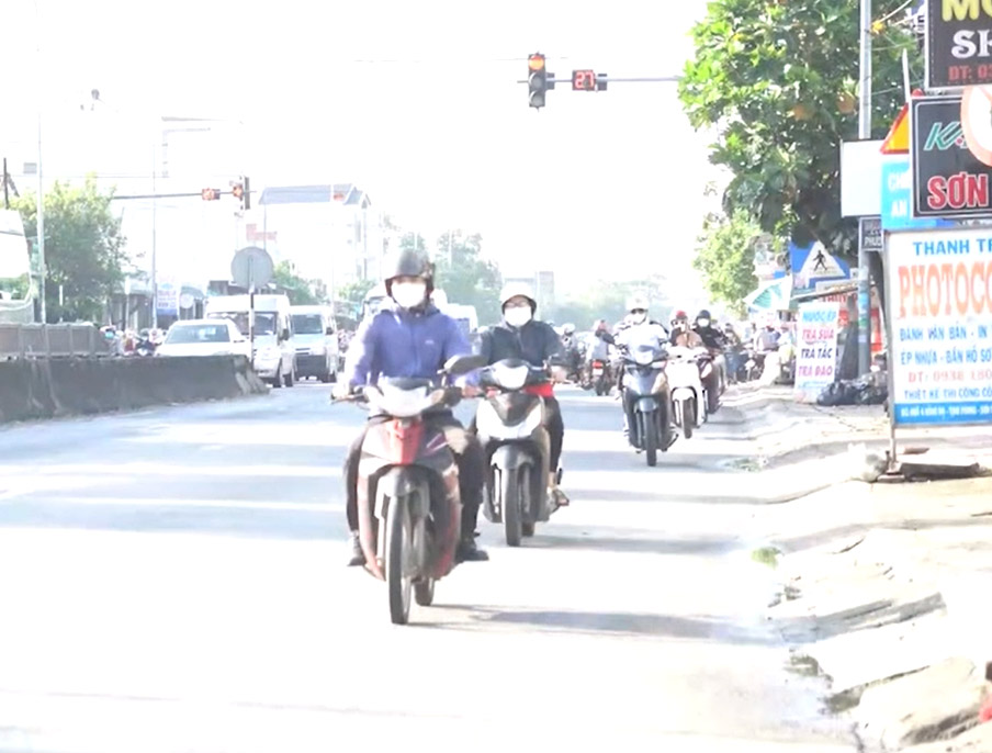 Cảnh sát giao thông tỉnh Quảng Ngãi sẽ tăng cường xử lý những phương tiện đi ngược chiều trên tuyến Quốc lộ 1 đoạn gần Khu công nghiệp Tịnh Phong. Ảnh: Viên Nguyễn