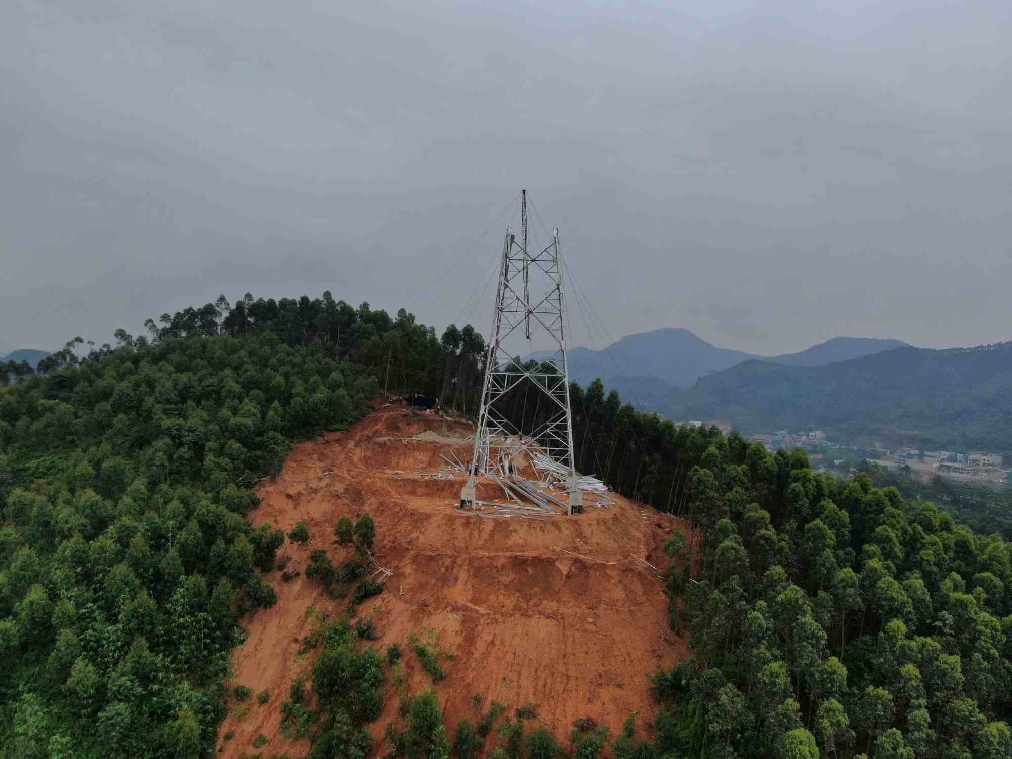 Los contratistas estan aprovechando los dias secos, construyendo urgentemente los cimientos, instalando columnas de acero para la linea de 500 kV Lao Cai - Vinh Yen, la seccion que pasa la provincia de Yen Bai. Foto: Minh Nghia