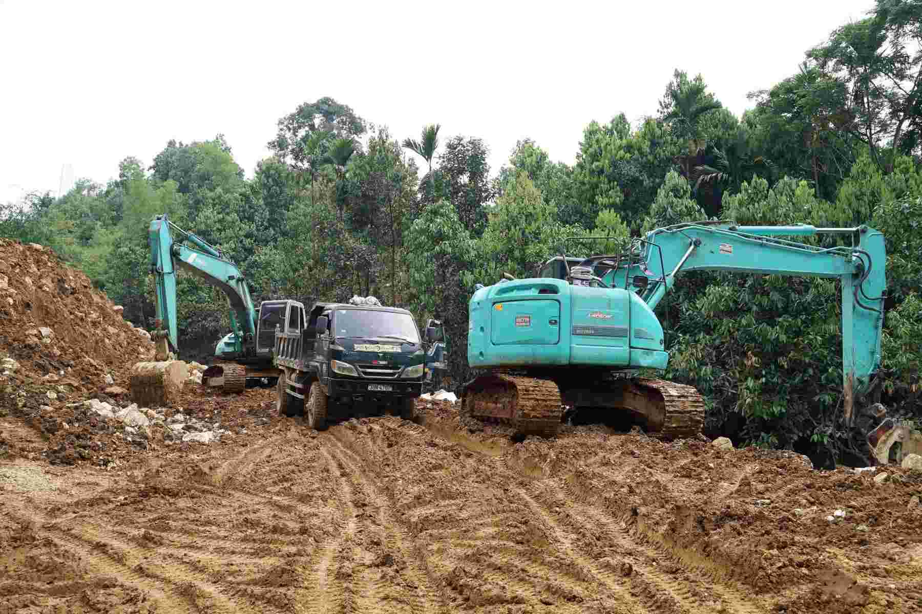Tren cong truong, nha thau bo tri may moc day du de san sang thi cong khi troi tanh rao. Anh: Minh Nghia