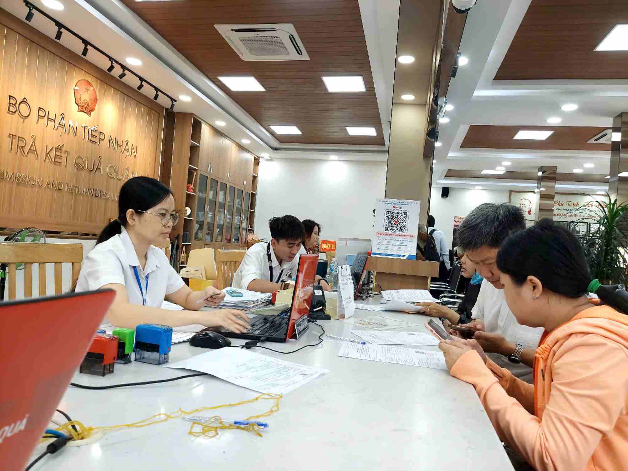 Los oficiales de Binh Thoi Ward acaban de manejar documentos para las personas. Foto: Minh Quan