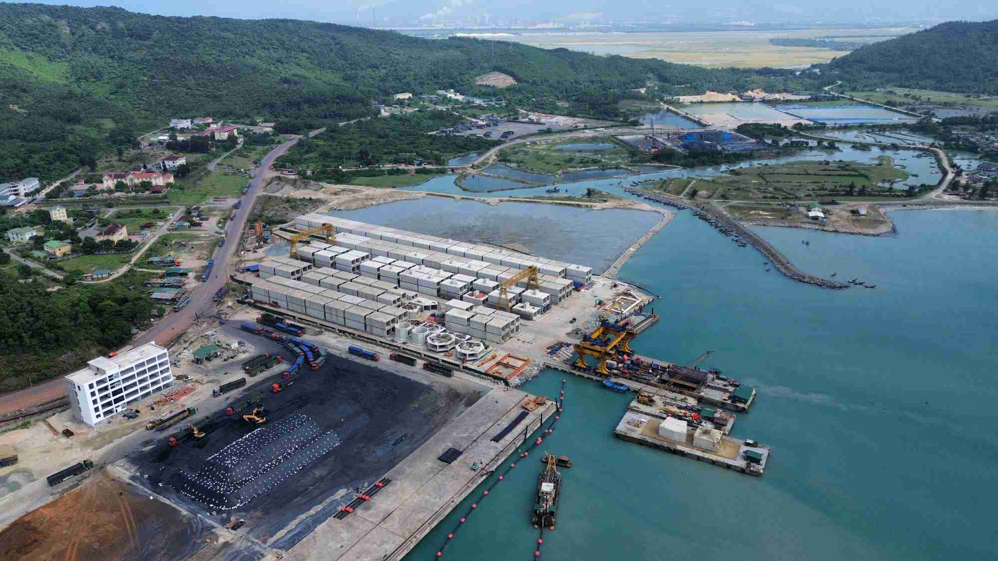 Vung Ang Port, donde la provincia de Ha Tinh aplica politicas de apoyo para atraer rutas de transporte abierto por contenedor a traves de este puerto. Foto: Tran Tuan