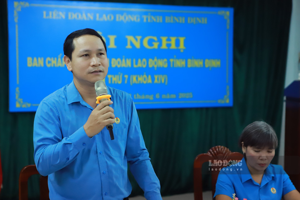 Chairman of the Binh Dinh Provincial Federation of Labor Ha Duy Trung directed at the conference. Photo: Hoai Phuong