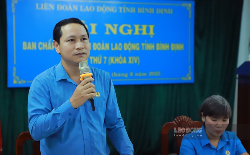 Chairman of the Binh Dinh Provincial Federation of Labor Ha Duy Trung directed at the conference. Photo: Hoai Phuong