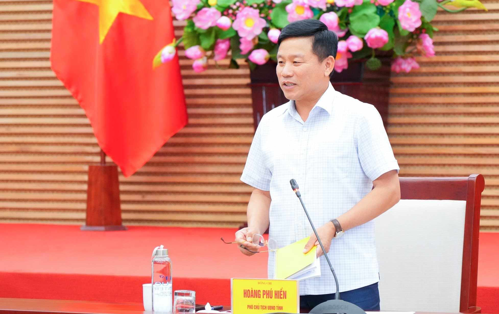 Vice Chairman of Nghe An Provincial People's Committee Hoang Phu Hien requested districts and towns to pay compensation for site clearance on National Highway 1A. Photo: Thanh Cuong