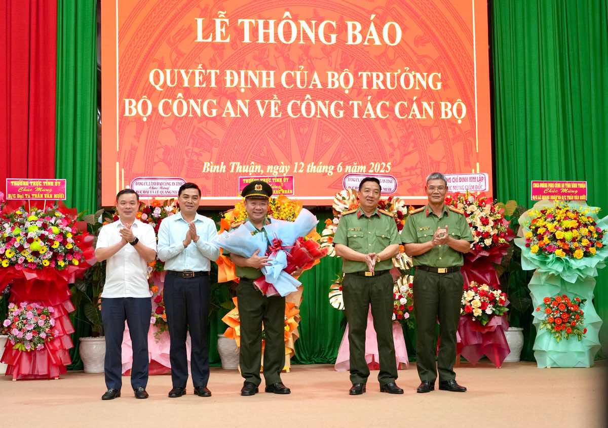 Lanh dao tinh Binh Thuan (ben trai) tang hoa chuc mung Dai ta Le Quang Nhan. Anh: Nhu Y