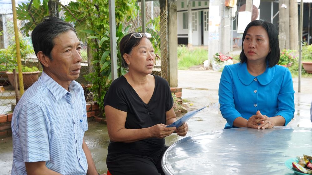 Lanh dao LDLD tinh Soc Trang gui loi chia buon va dong vien gia dinh nan nhan som vuot qua kho khan, mat mat do tai nan lao dong. Anh: Phuong Anh