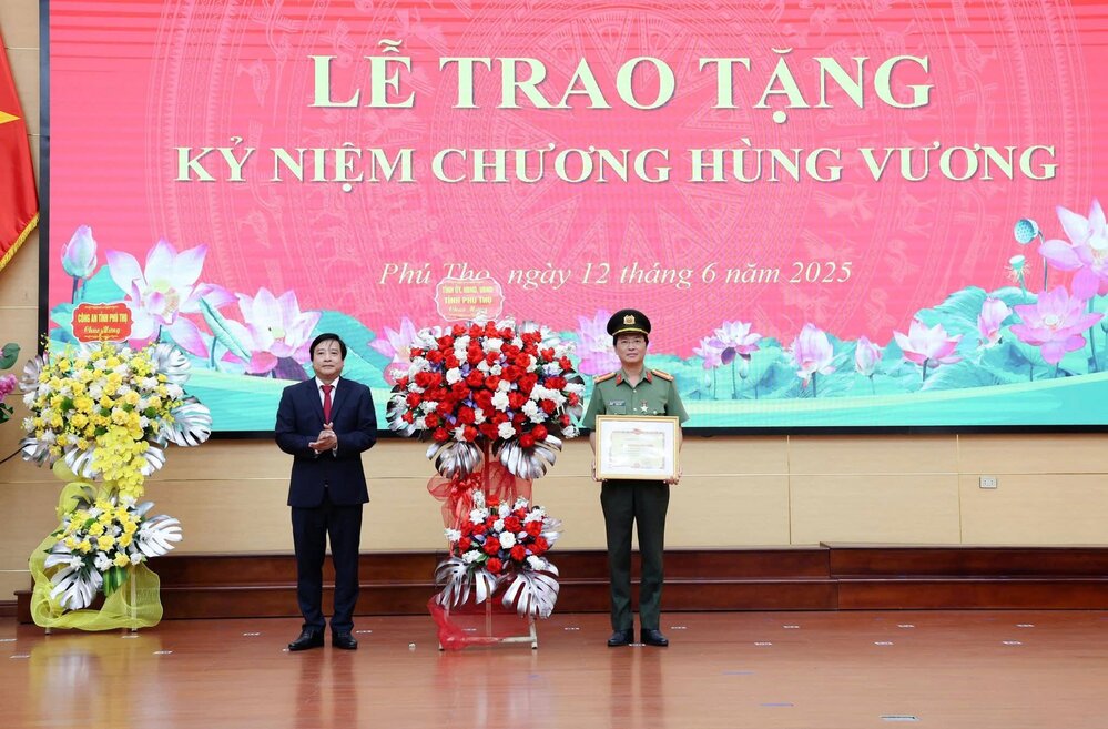 Pho Chu tich UBND tinh Phu Tho Nguyen Manh Son trao ky niem chuong Hung Vuong cho Dai ta Nguyen Quoc Vuong. Anh: CACC.