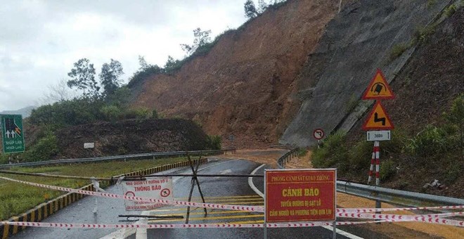 Du bao thoi tiet ngay mai 13.6 nhieu noi co mua tren ca nuoc. Trong anh la Mưa lớn gây sat lở dường dẫn cao tốc La Sơn - Tuy Loan. Ảnh: Văn Hoa.