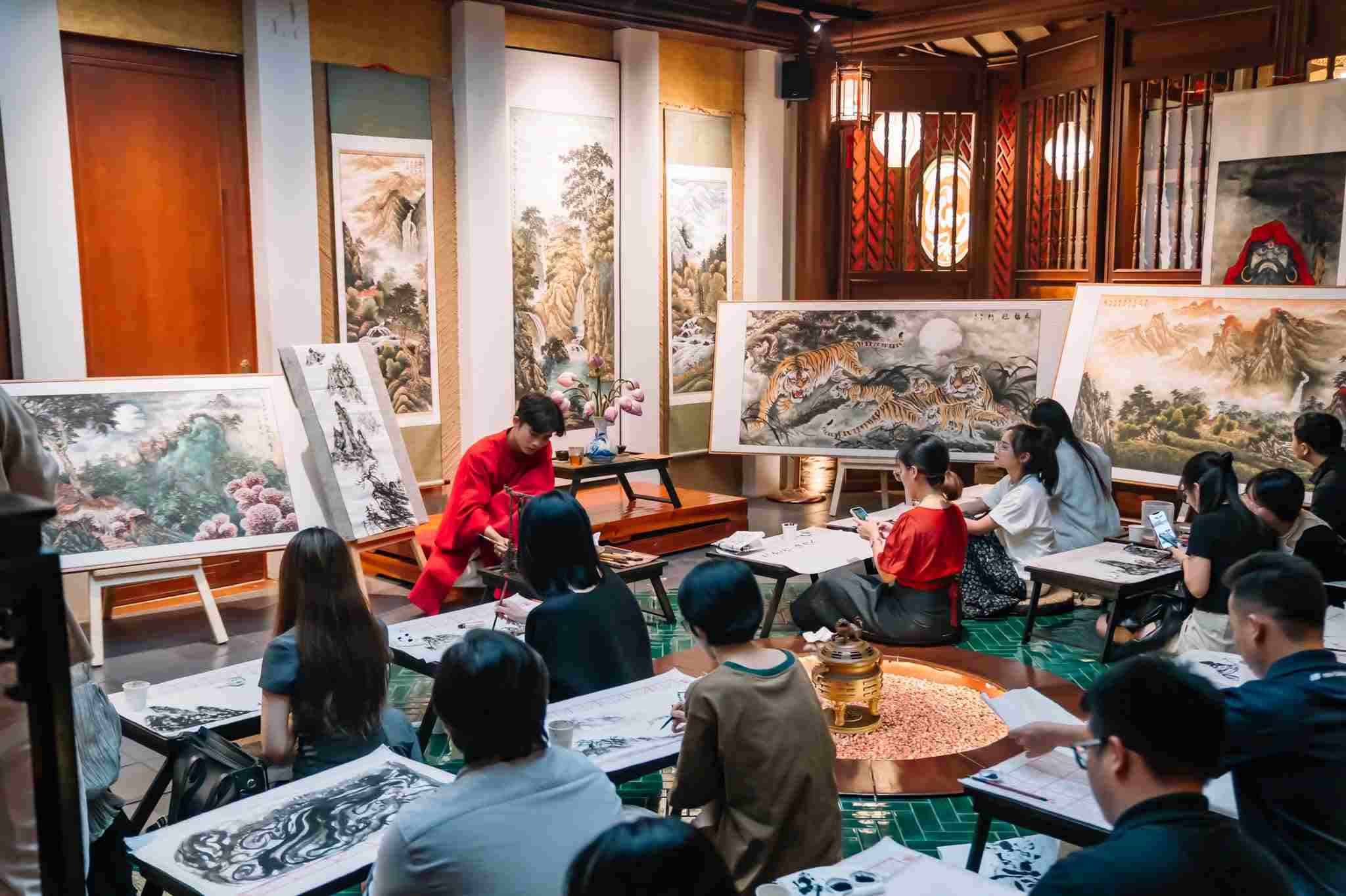 La clase de pintura de agua del artista Mai Van Minh (nombre artistico Minh Anh) atrae a muchos jovenes a participar. Foto: personaje proporcionado