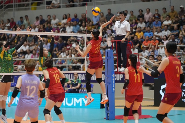 Doi tuyen bong chuyen nu Viet Nam chiem uu the. Anh: VFV