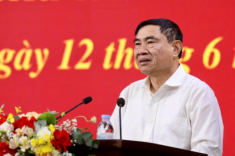 Bi thu Tinh uy Dien Bien Tran Quoc Cuong phat bieu chuc mung cac dong chi nhan nhiem vu moi. Anh: Thanh Binh