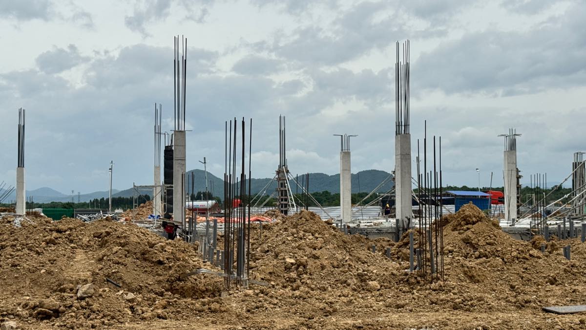 Cac tru mong o tram dung nghi ben trai tuyen. Anh: Duy Tuan