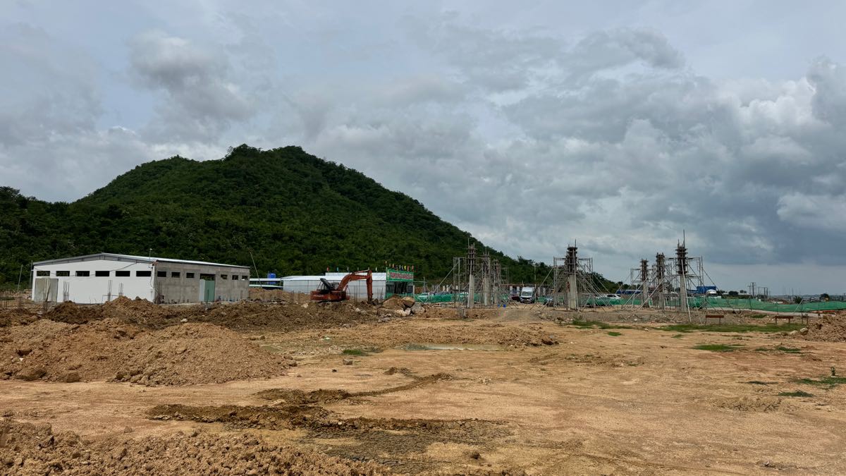 Cong trinh thi cong ben canh tram dung nghi tam dang hoat dong. Anh: Duy Tuan