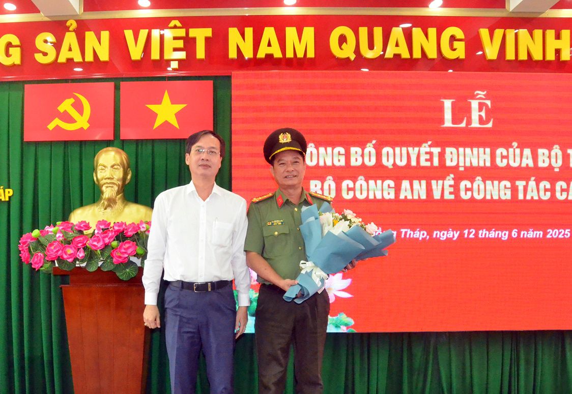 Chu tich UBND tinh Dong Thap Tran Tri Quang tang hoa chuc mung Dai ta Nguyen Hong Khac nhan nhiem vu Pho Giam doc Cong an tinh Dong Thap. Anh: Trang thong tin Cong an tinh Dong Thap