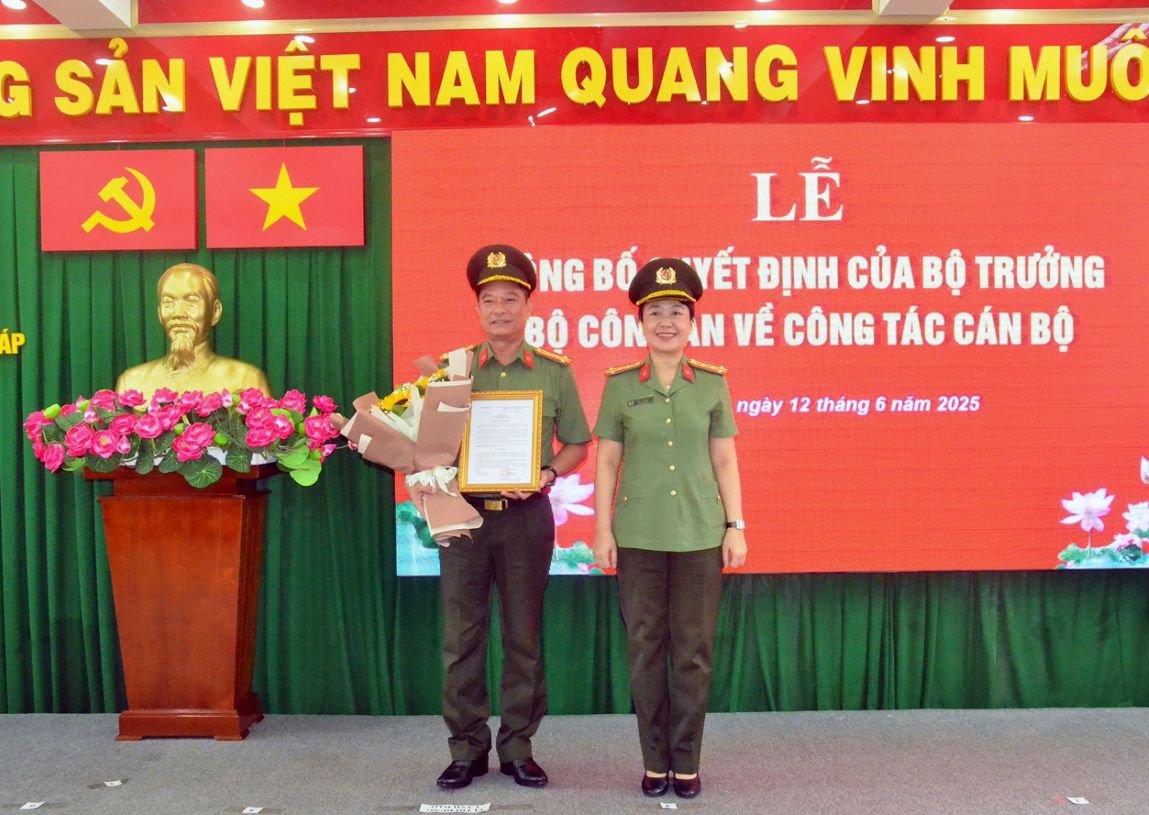 Thua uy quyen cua Bo truong Bo Cong an, Dai ta Vo Thi Hoai Ngoc trao Quyet dinh cua Bo Truong Bo Cong an ve viec dieu dong Dai ta Nguyen Hong Khac giu chuc Pho Giam doc Cong an tinh Dong Thap. Anh: Trang thong tin tinh Dong Thap 