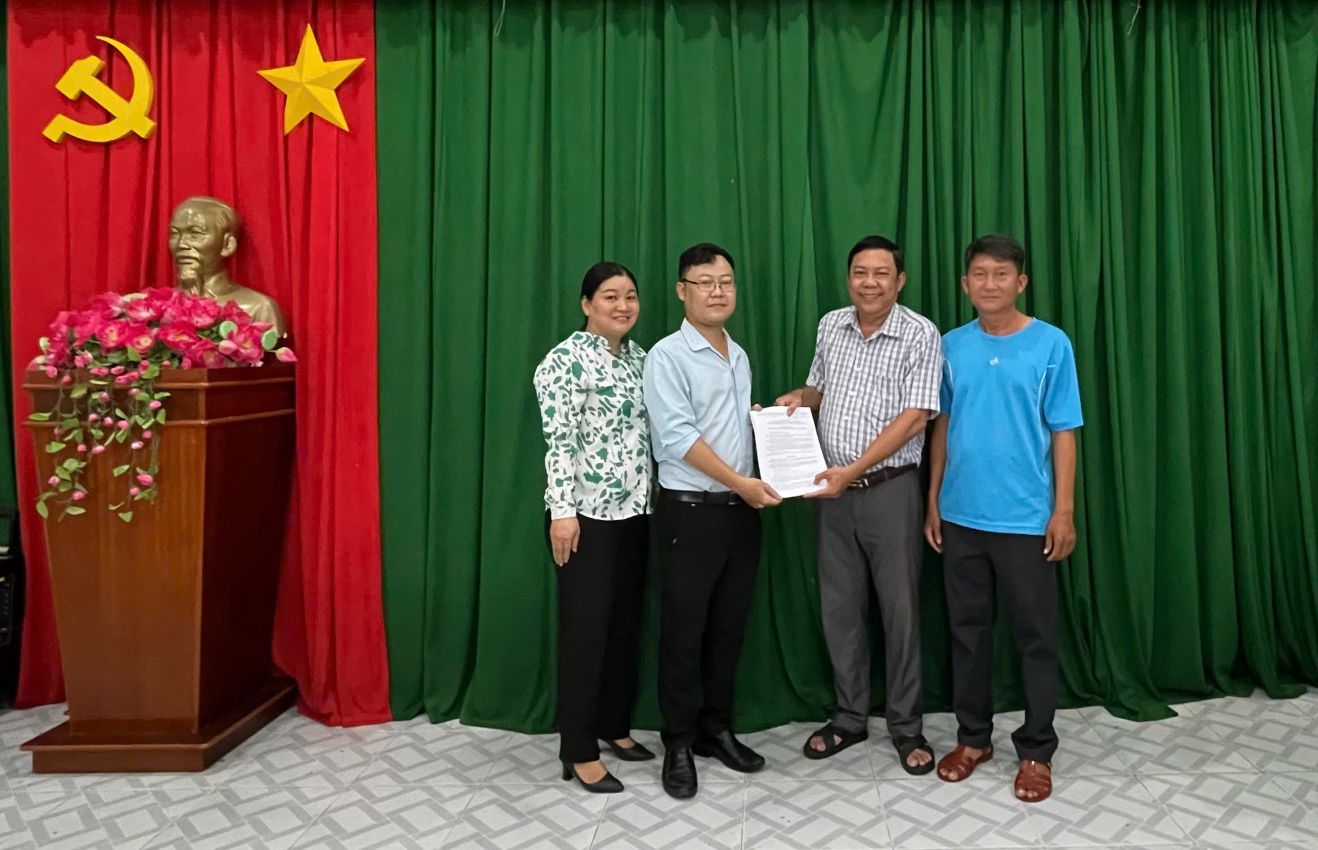 Lanh dao Cong doan Cac KCN tinh trao Quyet dinh cho Ban Chap hanh cong doan co so Trung tam Ha tang va Dich vu Khu Cong nghiep Soc Trang. Anh: Anh Khoa