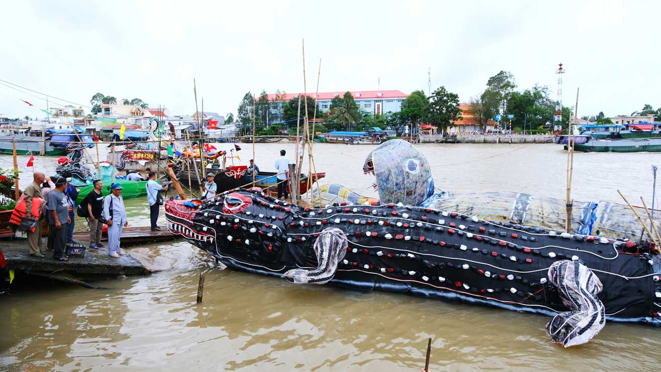 The giant crocodile model in Can Tho caused a stir on social networks.