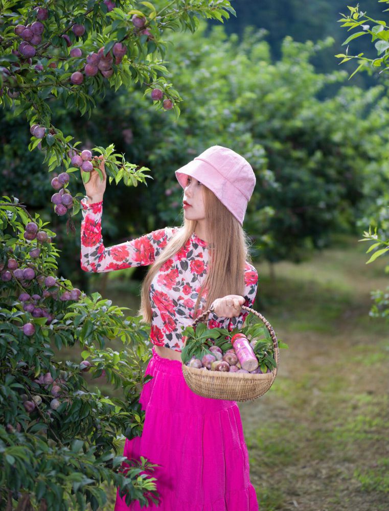 Nu du khach Ha Noi me man hai man trong vuon. Anh: Le Thi Thu Lan