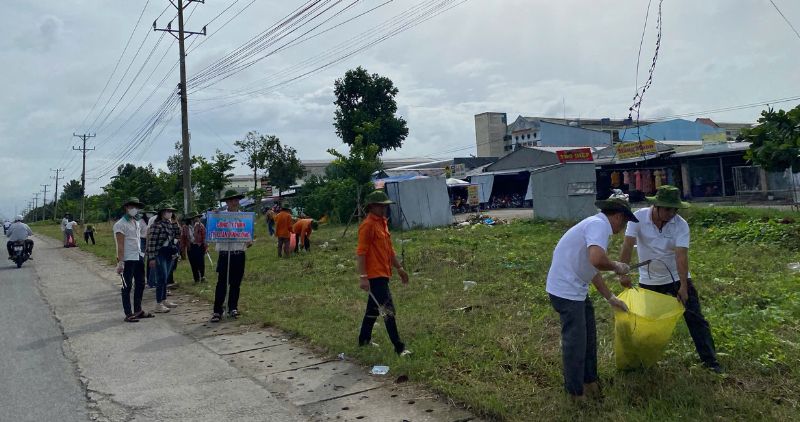 Mas de 200 trabajadores del Parque Industrial HOA PHU fueron a las tropas para recolectar basura, respondiendo al Dia Mundial del Medio Ambiente 2025. Foto: Vinh Long Industrial Zone Union Union