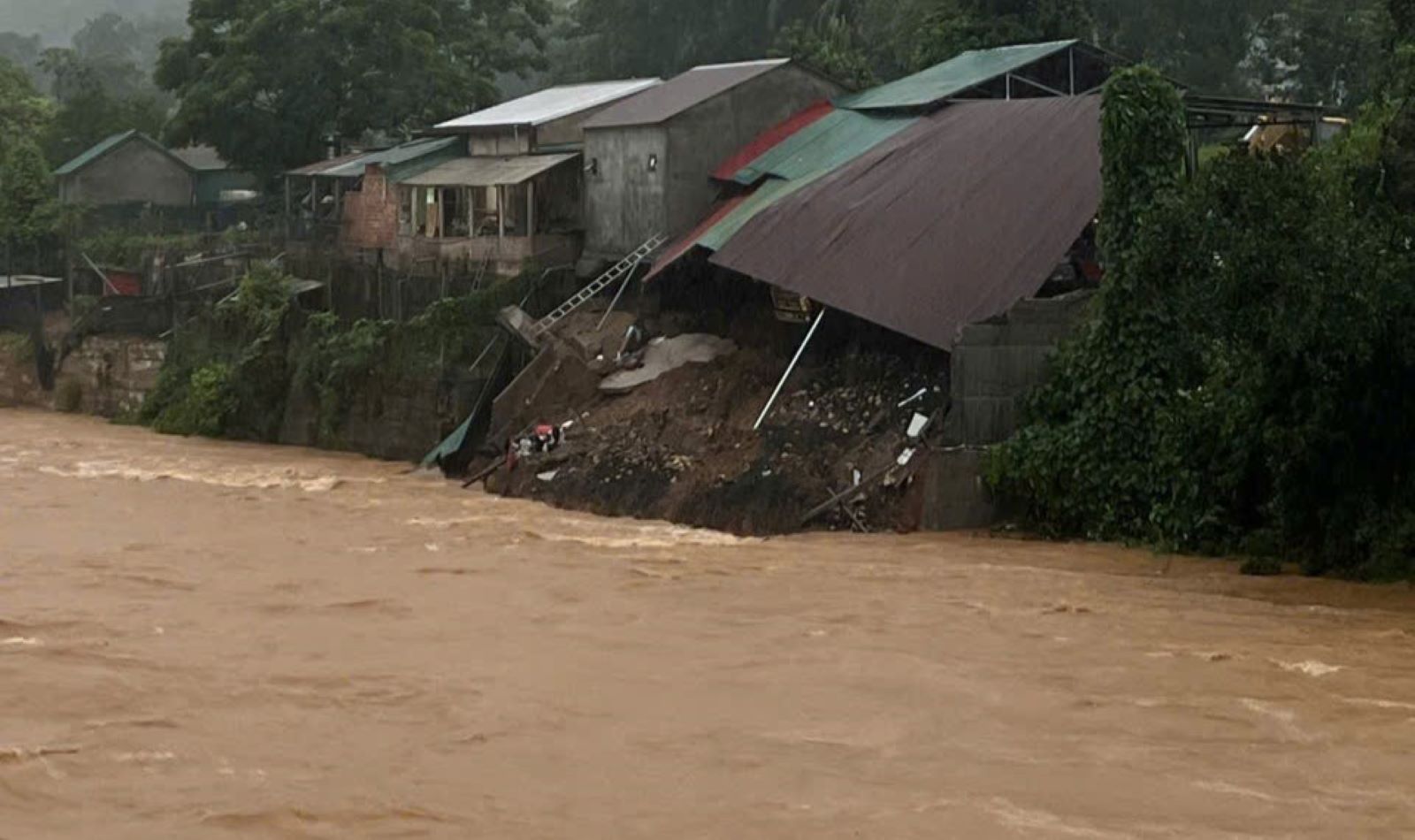 Storm No. 1 caused heavy rain, causing the stream water to rise and flow rapidly, collapsing the house. Photo: Han Nguyen