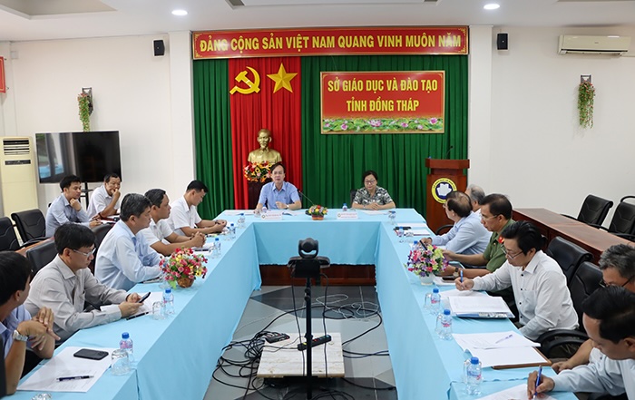 Chu tich UBND tinh Tran Tri Quang chi dao cuoc hop. Anh: Cong thong tin dien tu Dong Thap. 