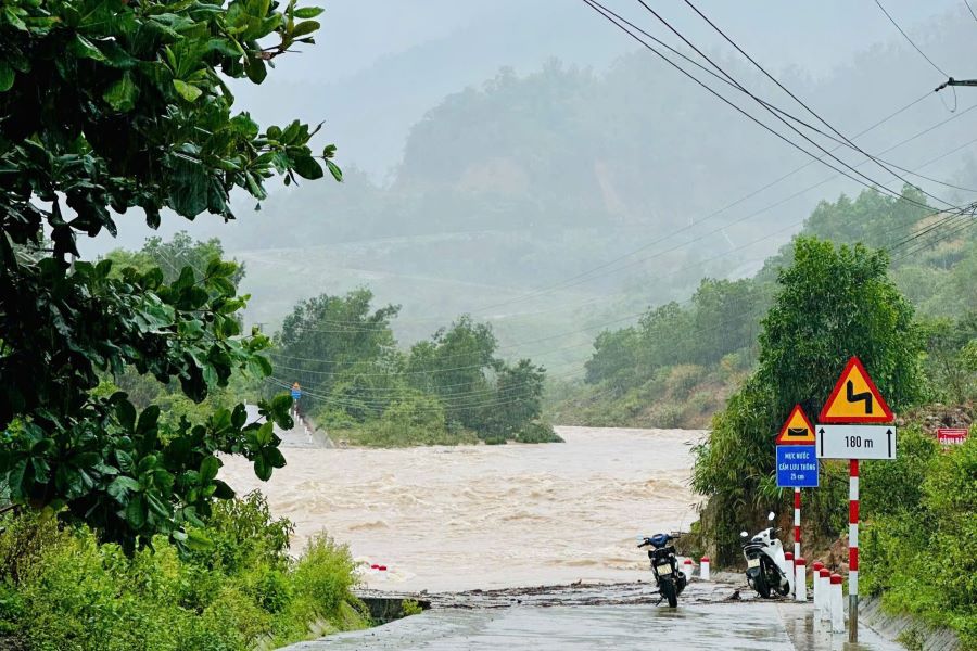 Las fuertes lluvias causan casas, dañan los productos agricolas en Hoa Bac Commune, Da Nang. Foto: Bao Lam