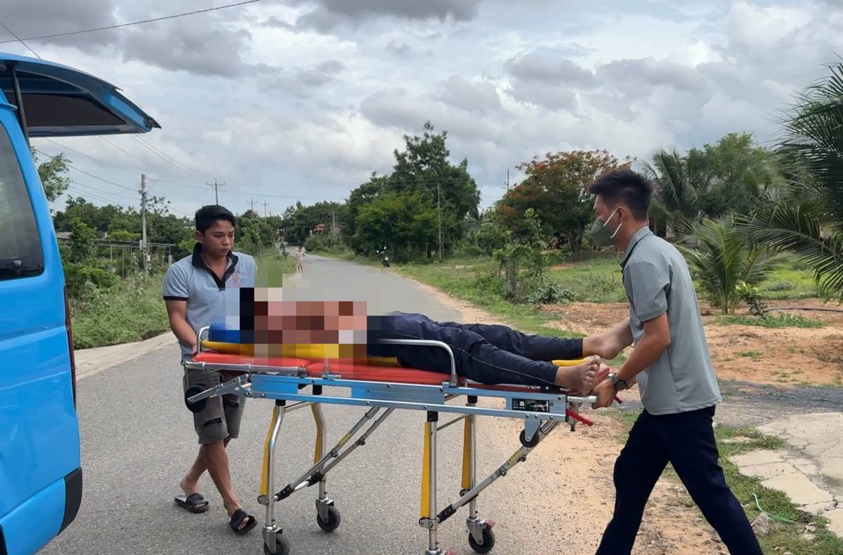 Nan nhan duoc xe cuu thuong dua den benh vien cap cuu. Anh: Duy Tuan