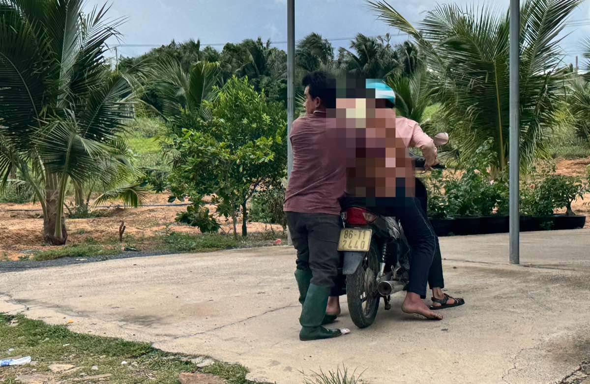 Nguoi dan ong bi dan ong dot duoc cho bang xe may roi khoi hien truong. Anh: Duy Tuan