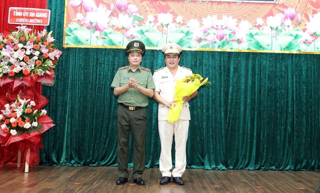 Thieu tuong Dang Hong Duc tang hoa chuc mung Dai ta Lam Phuoc Nguyen nhan quyet dinh dieu dong cua Bo truong Bo Cong an. Anh: Cong thong tin Cong an tinh An Giang