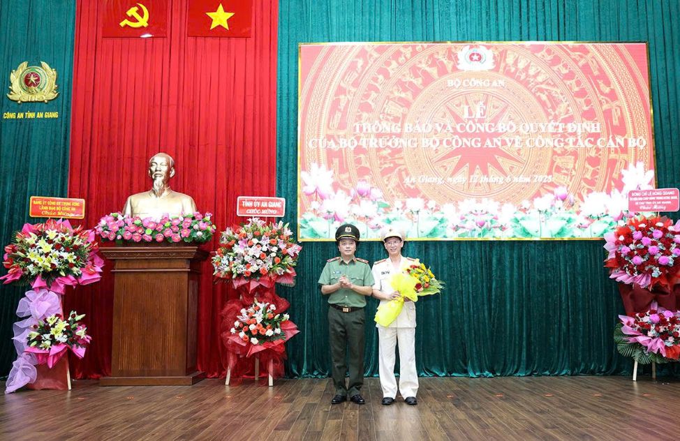 Thu truong Dang Hong Duc tang hoa chuc mung dong chi Dai ta Nguyen The Hai duoc dieu dong giu chuc vu Pho Cuc truong Cuc Khoa hoc, Chien luoc va Lich su Cong an, Bo Cong an. Anh: Cong thong tin Cong an tinh An Giang