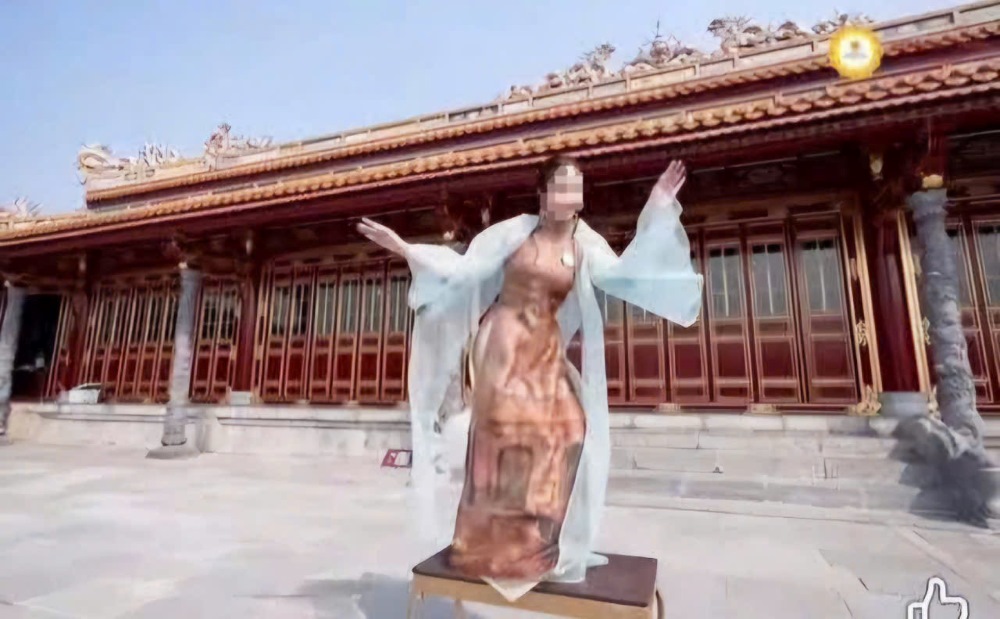 La concursante de la señorita Vietnam bailo, parada en la mesa del te frente a la adoracion del palacio de Hoa Thai, causando controversia en la red social. Photo Cut del clip