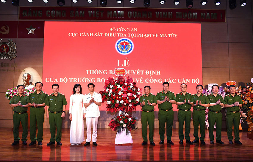 El nuevo director del departamento de policia investiga los delitos de drogas ONG Thanh Binh (camisa blanca). Foto: C04