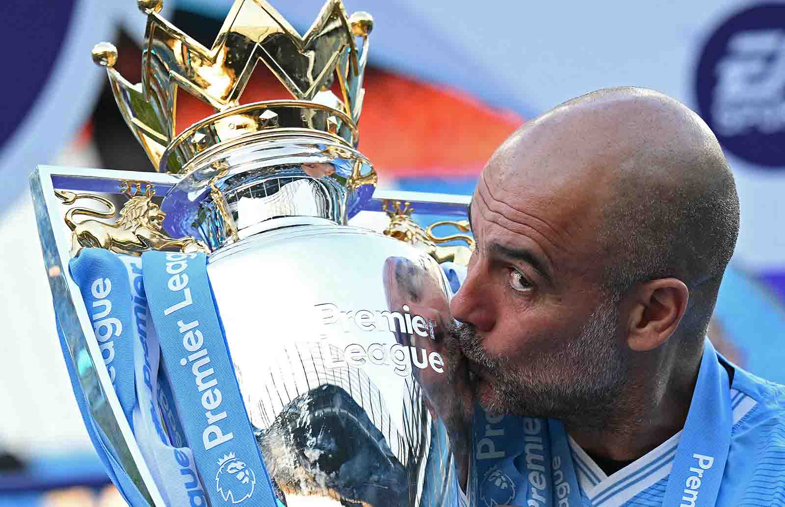 Pep Guardiola dang lam tat ca de doi lai ngoi vuong Premier League da mat ve tay Liverpool trong mua giai vua roi. Anh: AFP