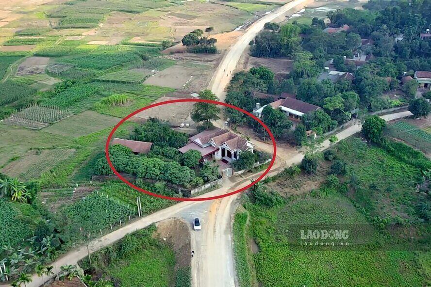Tuyen duong nay tung co nhung ngoi nha giua duong vi vuong mac giai phong mat bang. Anh: To Cong.