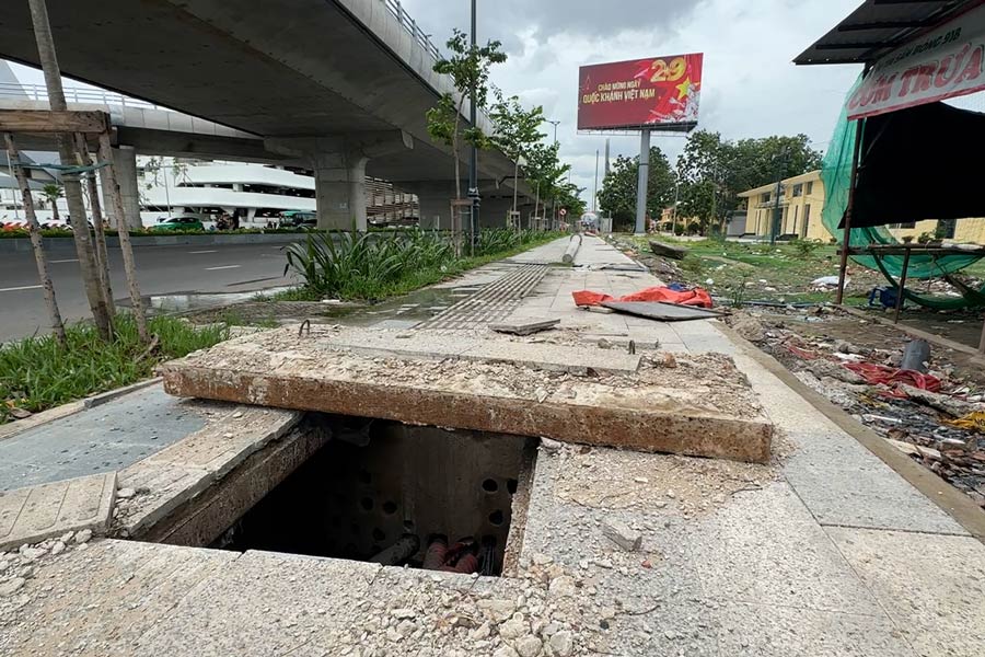 Danger lurks from a series of open sewers on the sidewalk of the 4,800 billion VND road in front of the T3 terminal