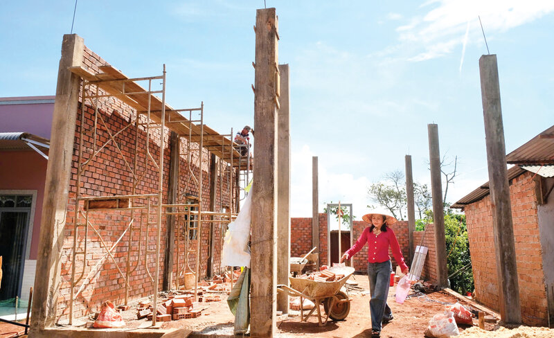 La construccion de casas temporales en Dinh Lac Commune, distrito de Di Linh, provincia de Lam Dong. Foto: Nguyet Thu