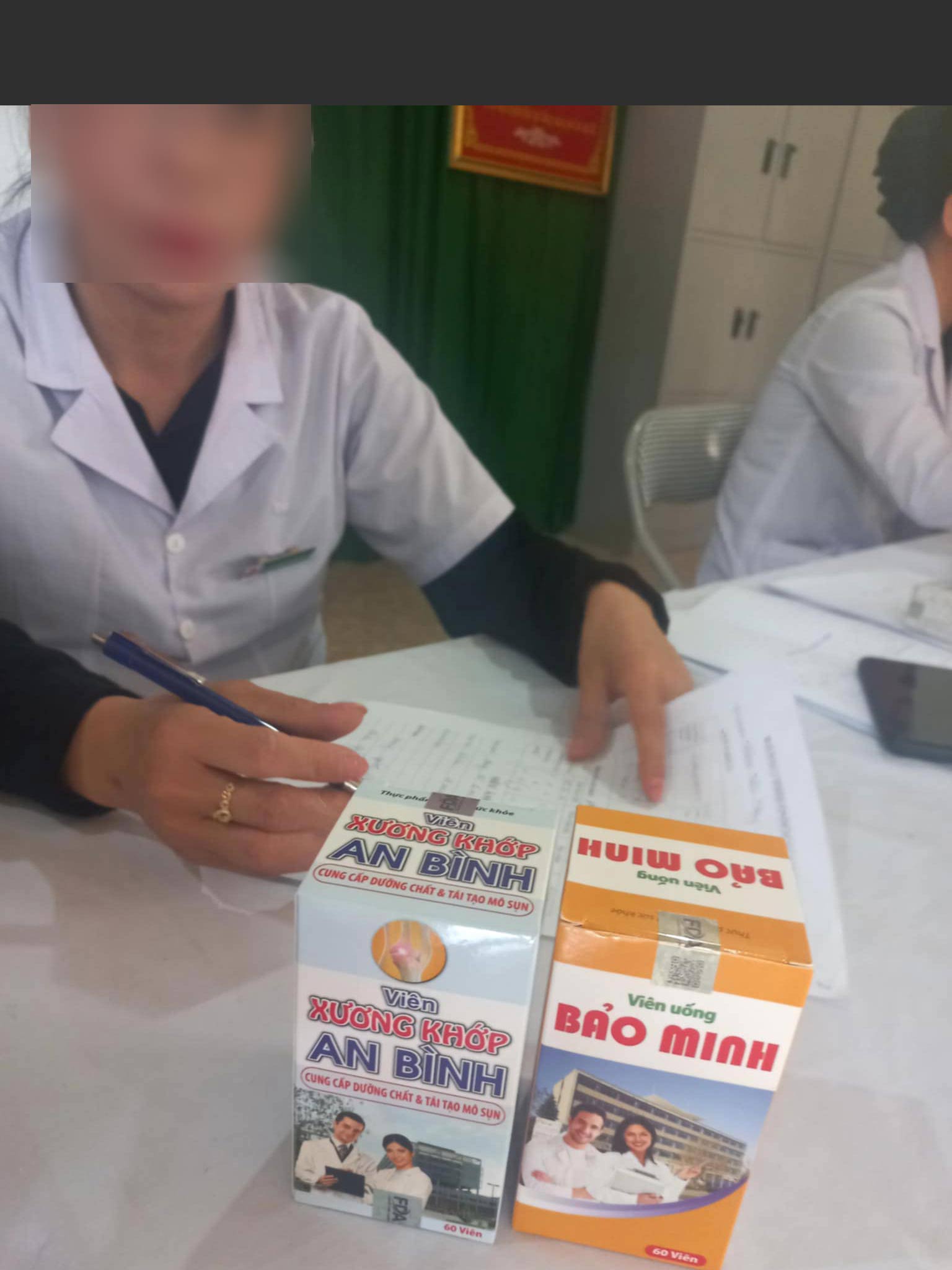 Mot so loai thuoc duoc doan kham chua benh mien phi ban cho nguoi dan ngheo mien nui. Anh: Ngoc Anh