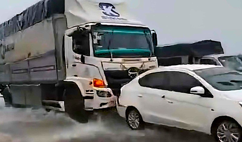 2 cars collided after collapsing on National Highway 1A, passing through Thang Binh District, Quang Nam. Photo: Vu Tran