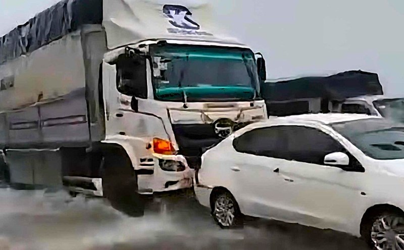 2 cars collided after collapsing on National Highway 1A, passing through Thang Binh District, Quang Nam. Photo: Vu Tran