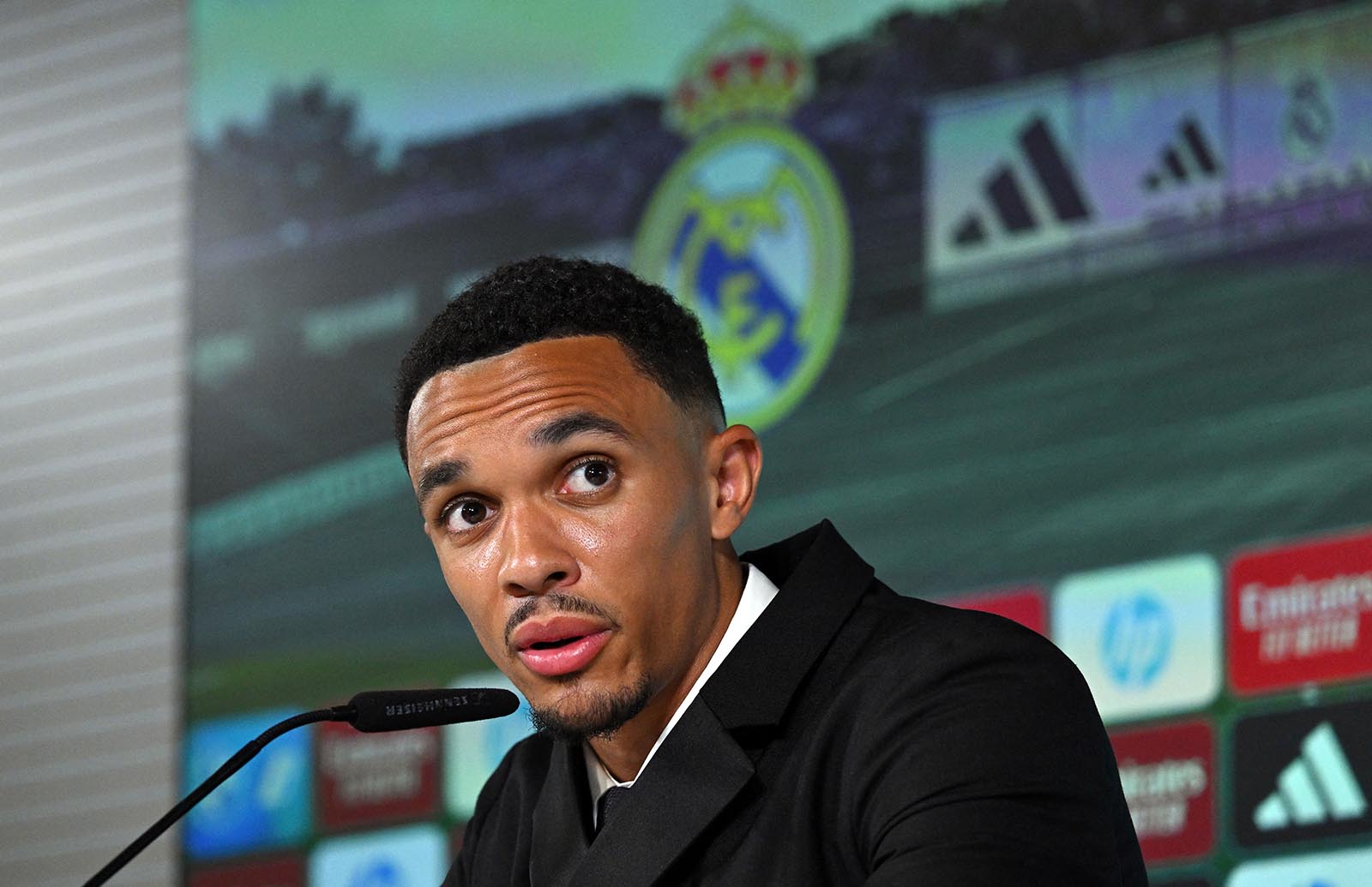 Trent Alexander-Arnold trong buoi hop bao dau tien tai doi bong moi Real Madrid. Anh: AFP
