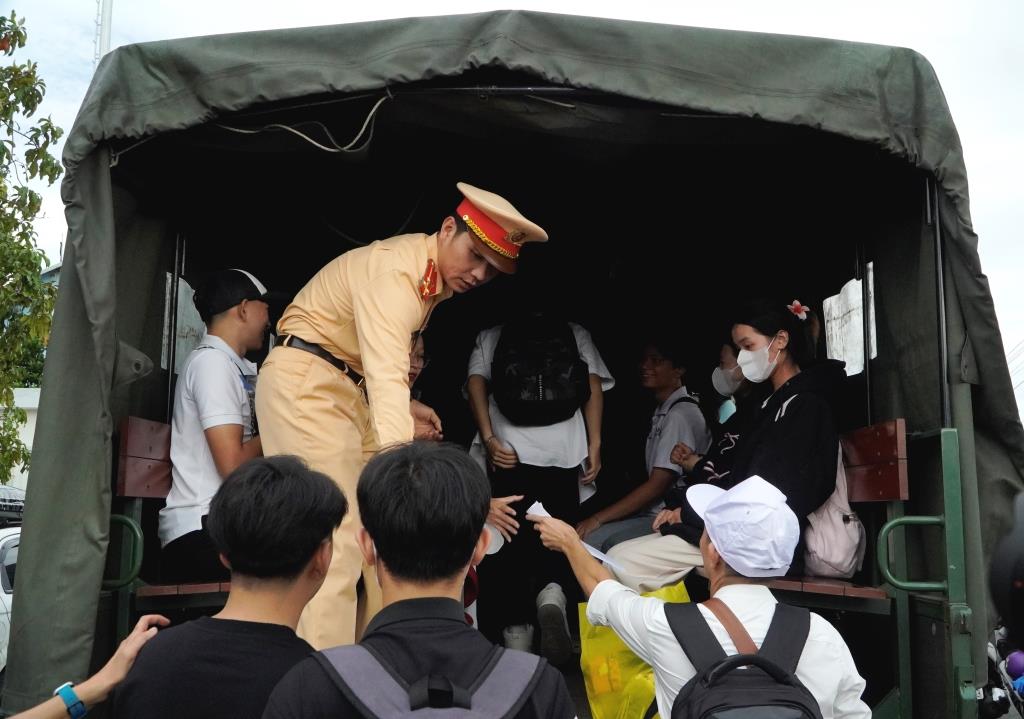 Candidates taking the 2024 high school graduation exam will be supported by the support forces during the exam season. Photo: Nguyen Anh