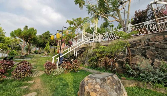 Cong trinh xay dung trai phep tren dat nong nghiep va lan chiem hanh lang ho Nam Phuong 1 cua ong Xuan. Anh: Lam Hong