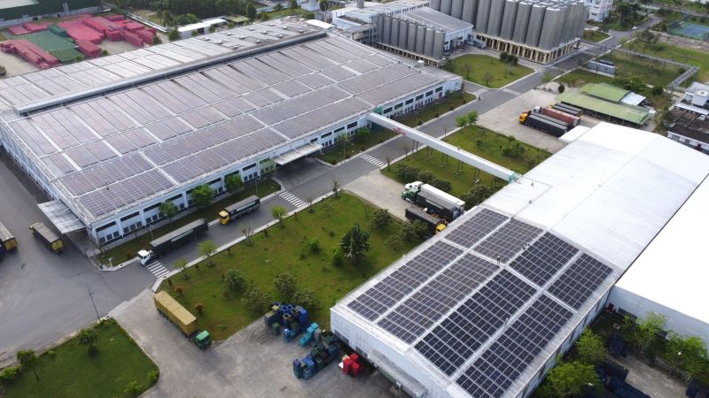 Điện mặt trời áp mái tại Nhà máy Bia Saigon Quảng Ngãi. Hiện 64% cơ sở sản xuất của SABECO được lắp đặt hệ thống điện mặt trời. Ảnh: SABECO 