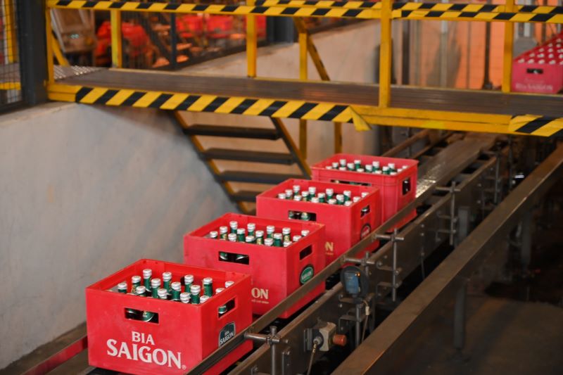 Trong năm 2024, SABECO đã đạt tỷ lệ 100% tái sử dụng hoặc tái chế toàn bộ bao bì chính và phụ, bao gồm chai thủy tinh, lon nhôm, két nhựa và thùng carton. Ảnh; SABECO